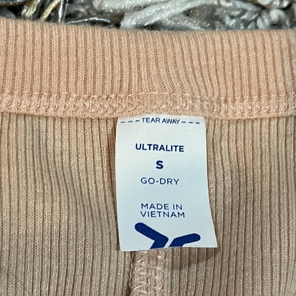 Old Navy Ultralite Keyhole Back Crop - Picture 4 of 4